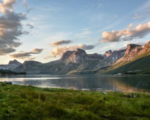 mountain-and-lake-at-sunset-135157.jpg