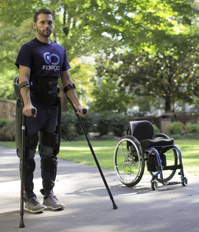 Indego exoskelet består af 5 dele, der kan monteres af brugeren siddende i sin kørestol